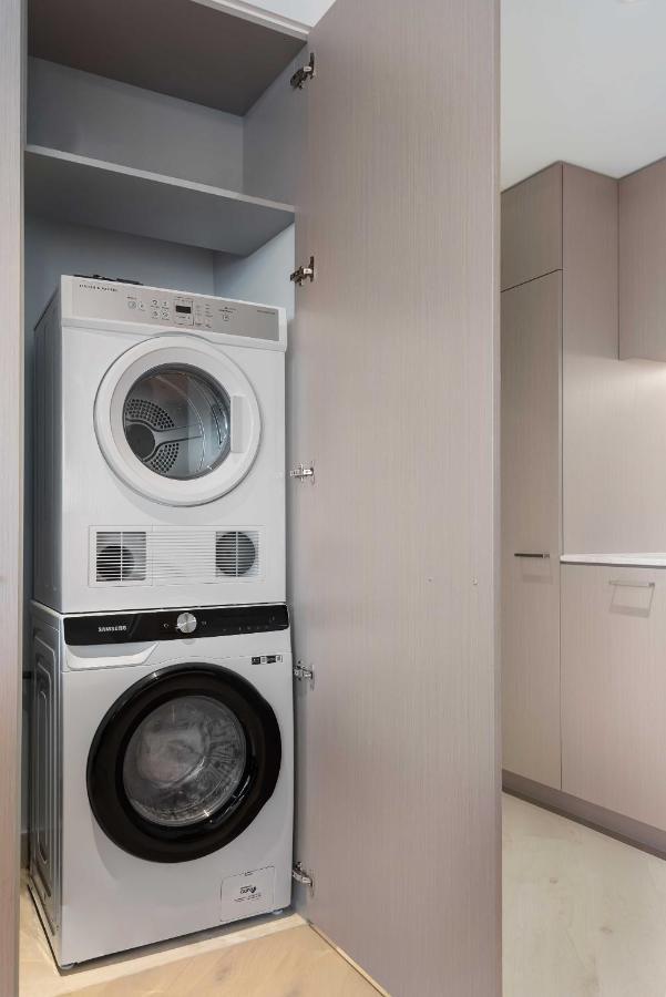 Chic St Kilda Retreat, Close To & Eats Apartment